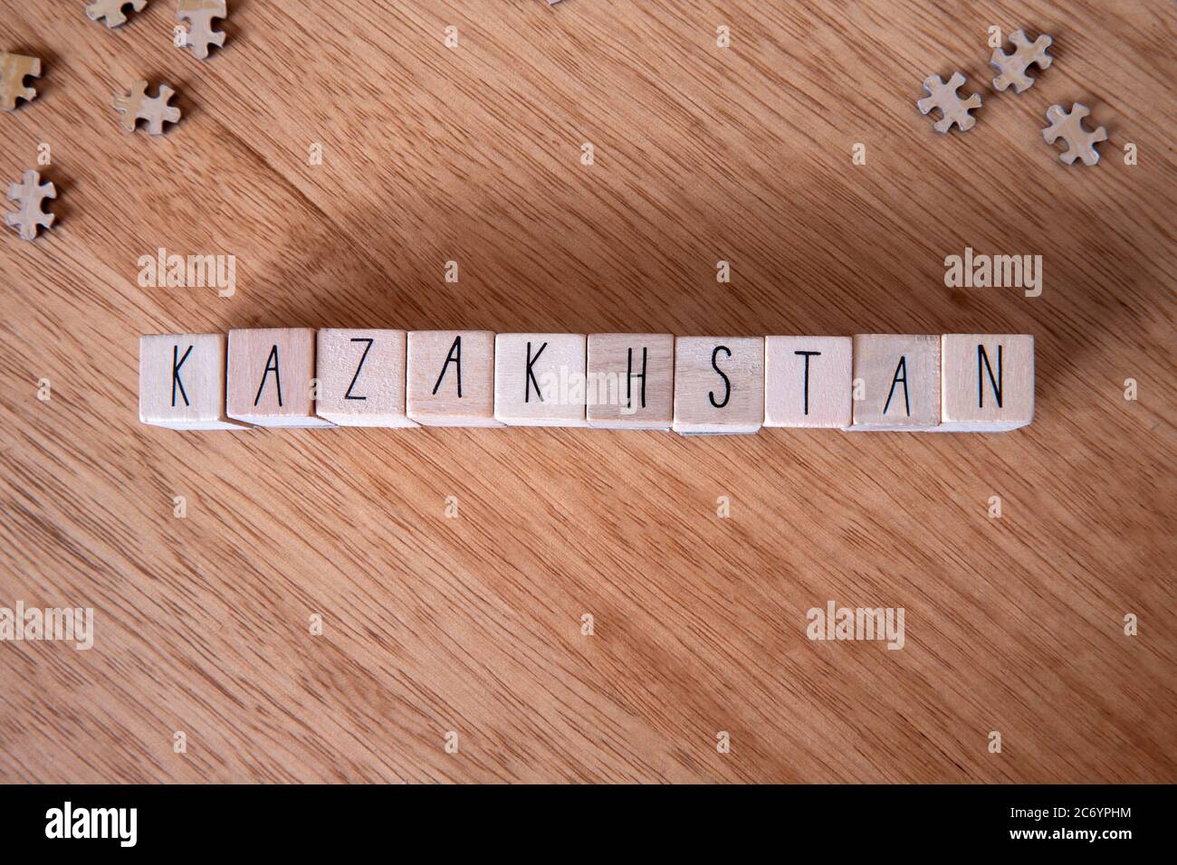 Das Land Kasachstan auf Holzwürfeln auf Holzgrund geschrieben, Stockfoto