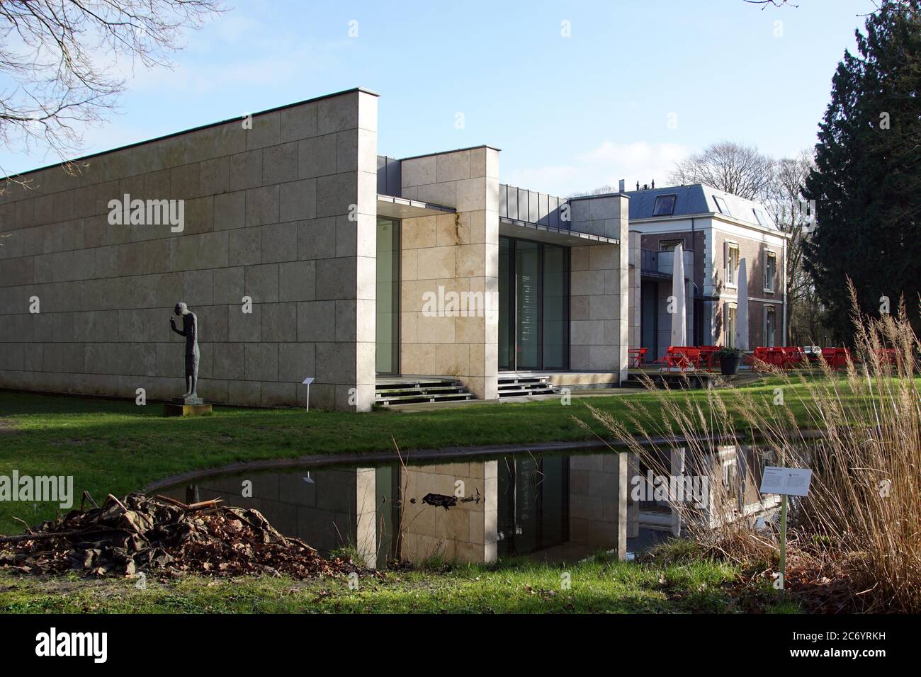 Seite des Museums Kranenburgh im niederländischen Dorf Bergen mit Gemälden, Ausstellungen und einem schönen Skulpturengarten und Teich. Holland, Februar Stockfoto