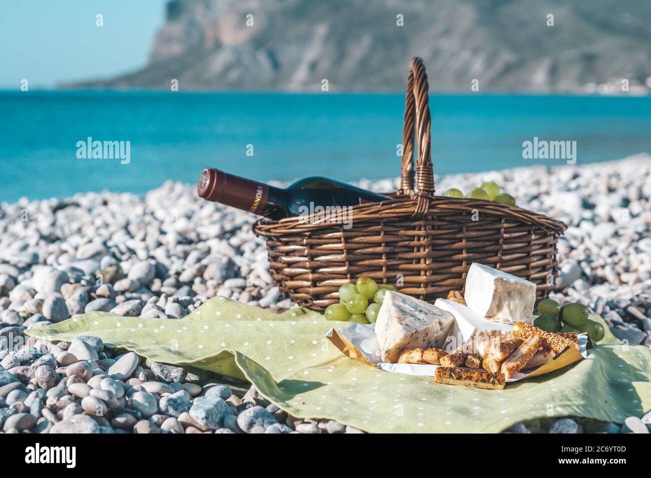 Sommerpicknick an der Küste des Meeres Stockfoto