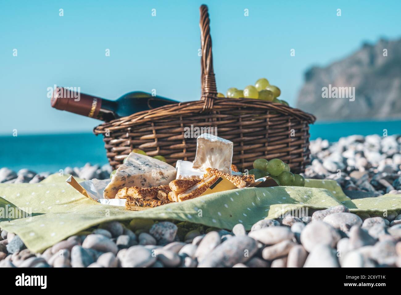 Sommerpicknick an der Küste des Meeres Stockfoto