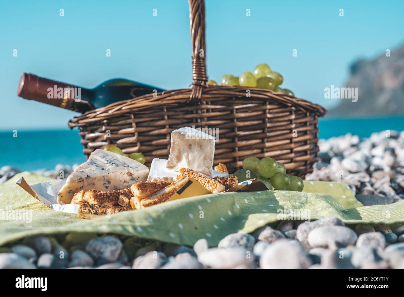 Sommerpicknick an der Küste des Meeres Stockfoto