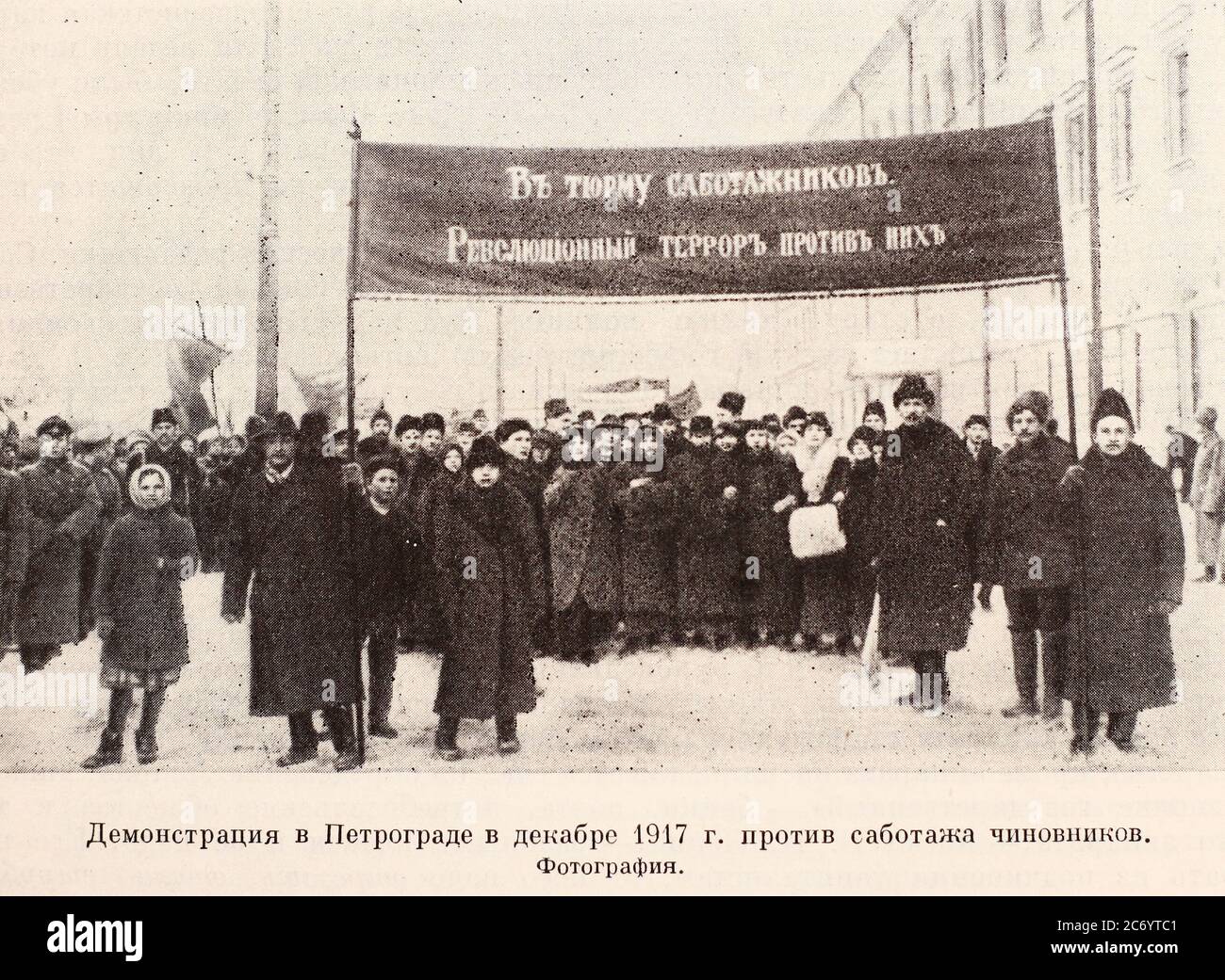 Demonstration in Petrograd gegen Sabotage der Beamten im Dezember 1917. Stockfoto