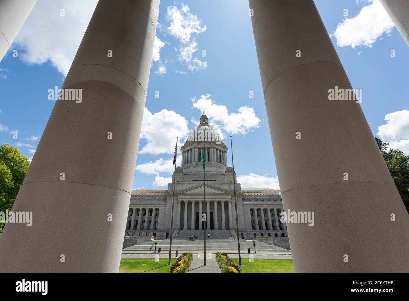 Olympia, Washington, USA. Juli 2020. Blick auf das Kapitolgebäude des Staates Washington vom Tempel der Gerechtigkeit (Washington Supreme Court). Diese Woche hat Gouverneur Jay Inslee einen landesweiten Auftrag eingeführt, der Unternehmen verpflichtet, Kunden ohne Gesichtsmasken den Service zu verweigern, um die Ausbreitung von COVID-19 zu verlangsamen. Quelle: Paul Christian Gordon/Alamy Live News. Stockfoto