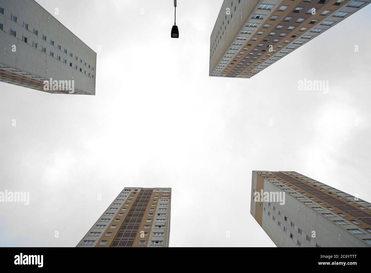 Glasgow, Schottland, Großbritannien. Juli 2020. Im Bild: Hochhaus Flats in Stobhill Gegend von Glasgow reichen hoch in den Himmel, scheinbar kratzen sie an der Unterseite der dichten grauen Wolkenbasis, die heute Morgen über ganz Glasgow hängt. Quelle: Colin Fisher/Alamy Live News Stockfoto