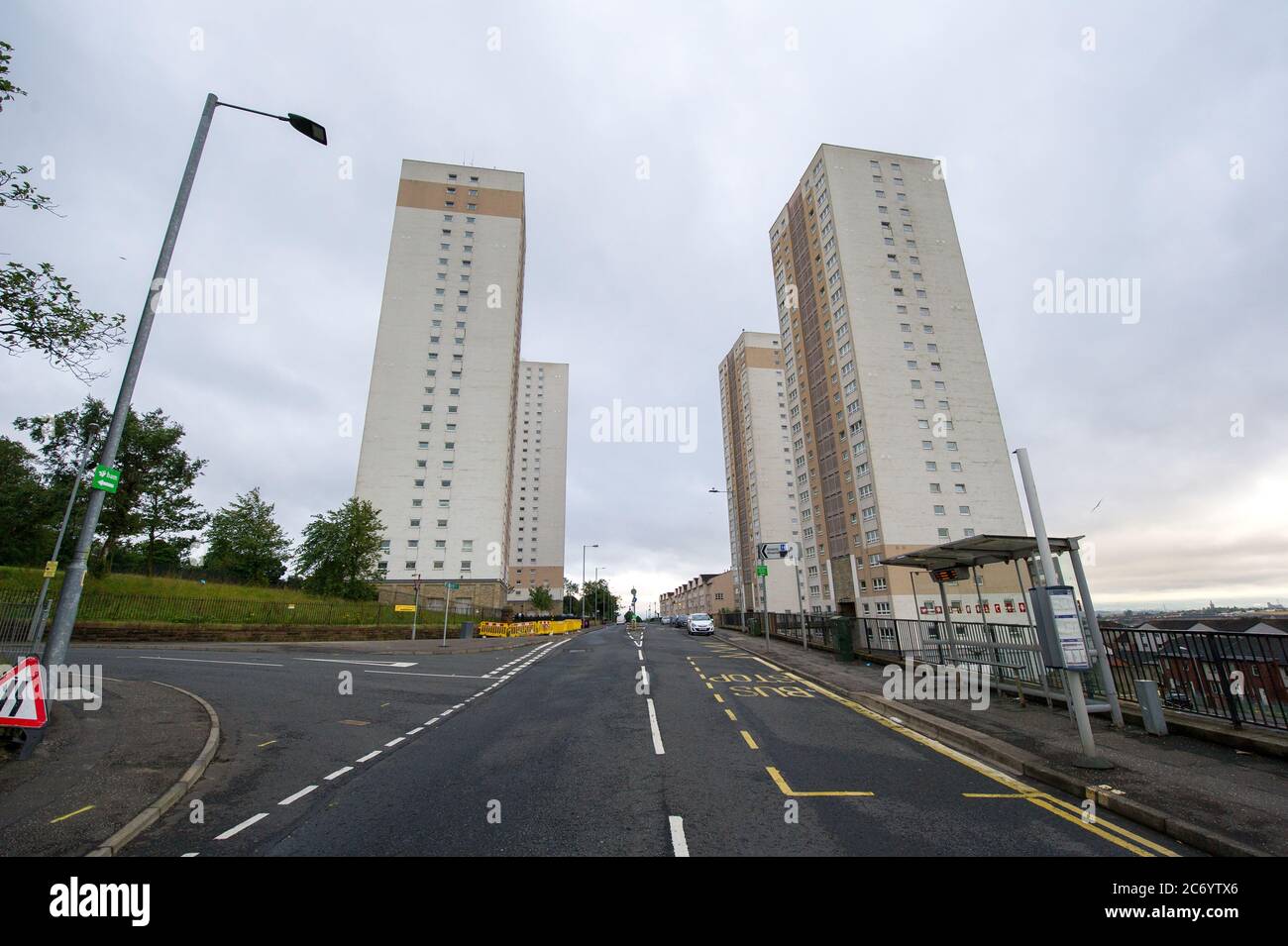 Glasgow, Schottland, Großbritannien. Juli 2020. Im Bild: Hochhaus Flats in Stobhill Gegend von Glasgow reichen hoch in den Himmel, scheinbar kratzen sie an der Unterseite der dichten grauen Wolkenbasis, die heute Morgen über ganz Glasgow hängt. Quelle: Colin Fisher/Alamy Live News Stockfoto