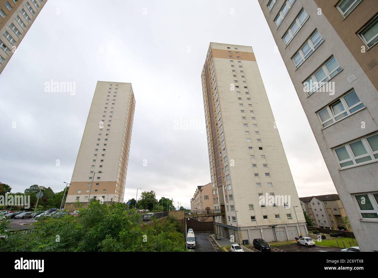 Glasgow, Schottland, Großbritannien. Juli 2020. Im Bild: Hochhaus Flats in Stobhill Gegend von Glasgow reichen hoch in den Himmel, scheinbar kratzen sie an der Unterseite der dichten grauen Wolkenbasis, die heute Morgen über ganz Glasgow hängt. Quelle: Colin Fisher/Alamy Live News Stockfoto