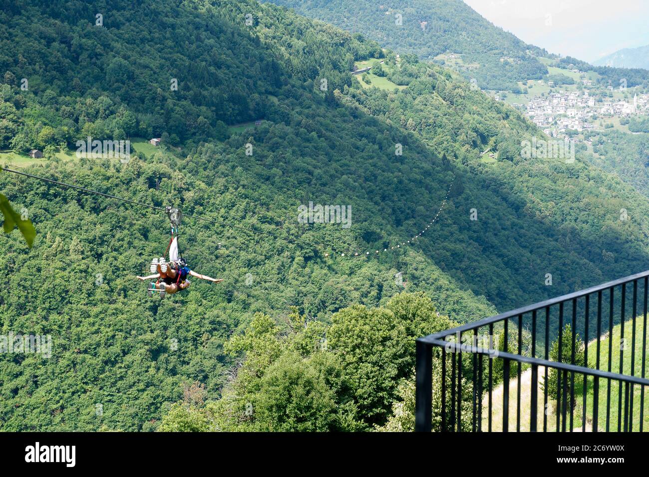 Italien - Lombardei - Valtellina - Albaredo für S. Marco - Volo d'Angelo - Flug über das Luftseil von Albaredo für S. Marco nach Bema auf der anderen Talseite Stockfoto