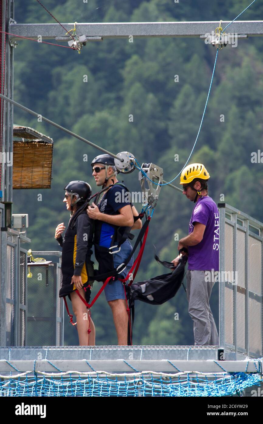 Italien - Lombardei - Valtellina - Albaredo für S. Marco - Volo d'Angelo - Flug über das Luftseil von Albaredo für S. Marco nach Bema auf der anderen Talseite Stockfoto