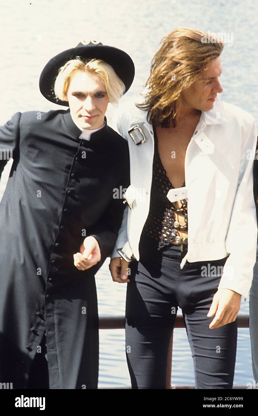 Nick Rhodes und Simon Le Bon von Duran Duran bei der Fotozelle für die Big Electric Theatre Tour in Limeharbour auf der Isle of Dogs. London, 13. April 1989 – weltweite Nutzung Stockfoto