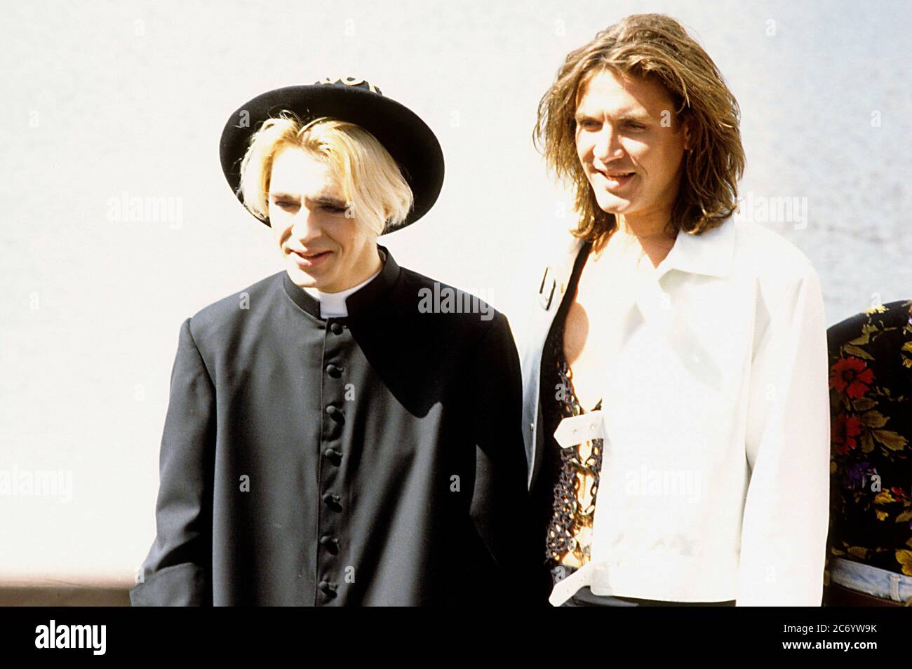 Nick Rhodes und Simon Le Bon von Duran Duran bei der Fotozelle für die Big Electric Theatre Tour in Limeharbour auf der Isle of Dogs. London, 13. April 1989 – weltweite Nutzung Stockfoto