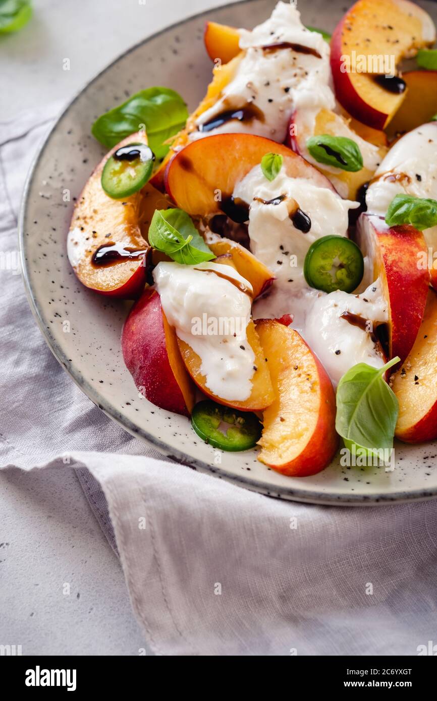 Frischer Salat mit Pfirsichen und Buratta-Käse Stockfoto