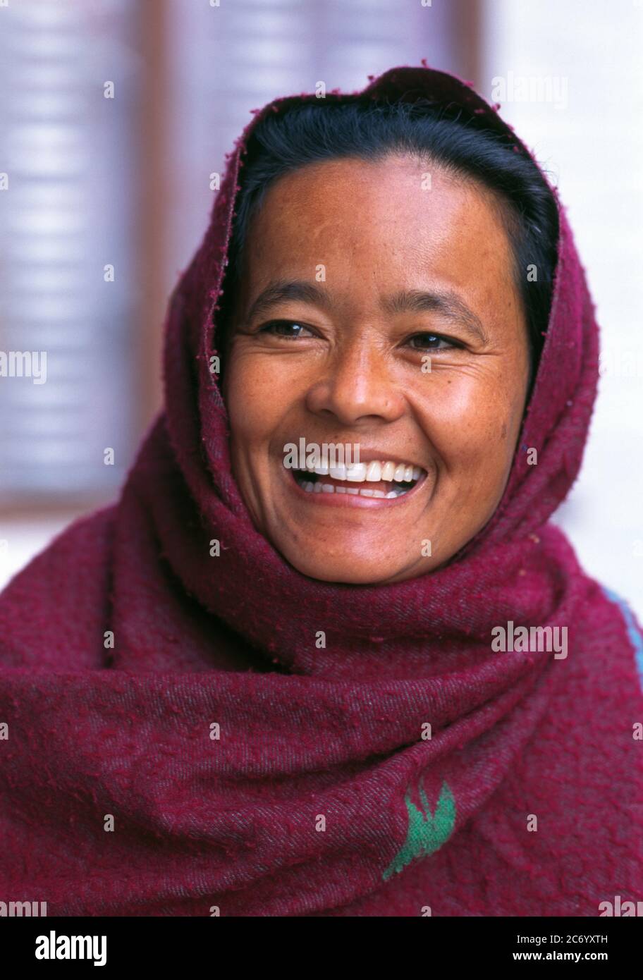 Porträt einer lächelnden nepalesischen Frau in einem Bergdorf, Nepal Stockfoto