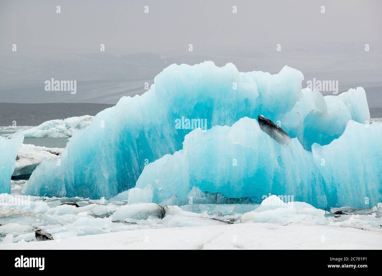 Riesige hellblaue Schollen und Eisberge an der Eislagune Jokulsarlon, Island Stockfoto