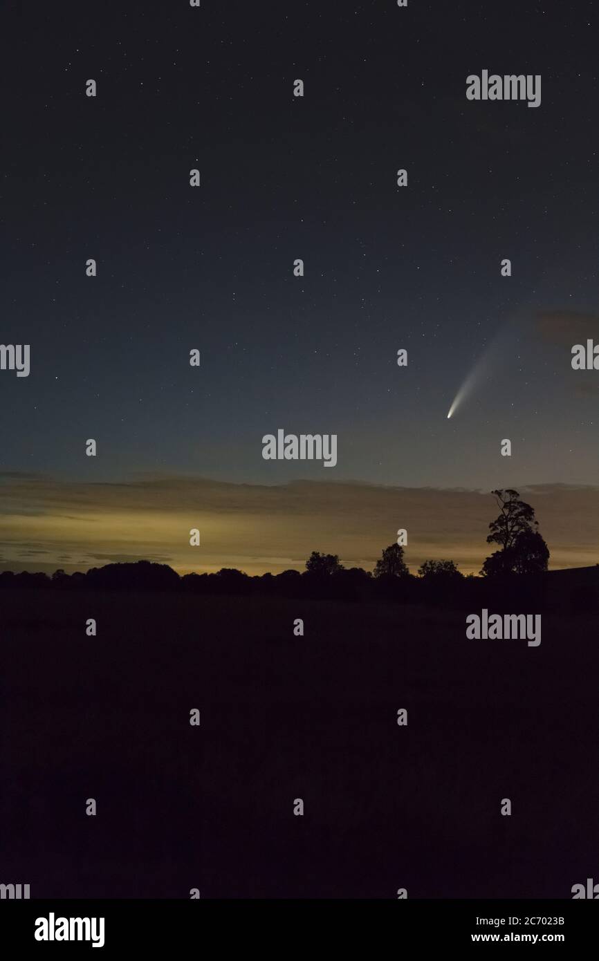 Der Komet Neowise (C/2020 F3) aus der Sicht von Silbury Hill, Wiltshire, am 13. Juli 2020. Stockfoto