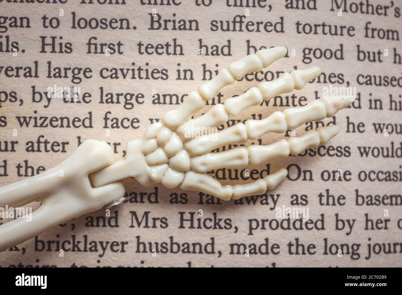 Skeletal Hands Buch Text. Tod, halloween und Mystery Konzept Stockfoto