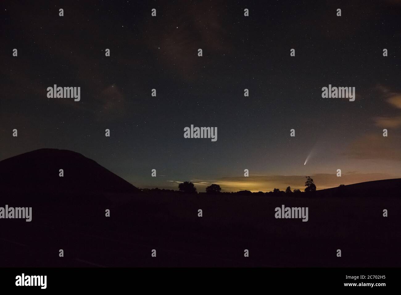 Der Komet Neowise (C/2020 F3) aus der Sicht von Silbury Hill, Wiltshire, am 13. Juli 2020. Stockfoto
