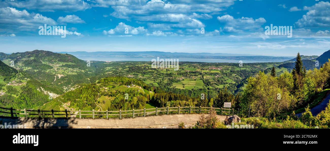 Tal in Chablais Region und Blick auf den Genfer See, Geopark Chablais beschriftet Geopark mondial UNESCO, Haute-Savoie, Auvergne-Rhone-Alpes, Frankreich Stockfoto