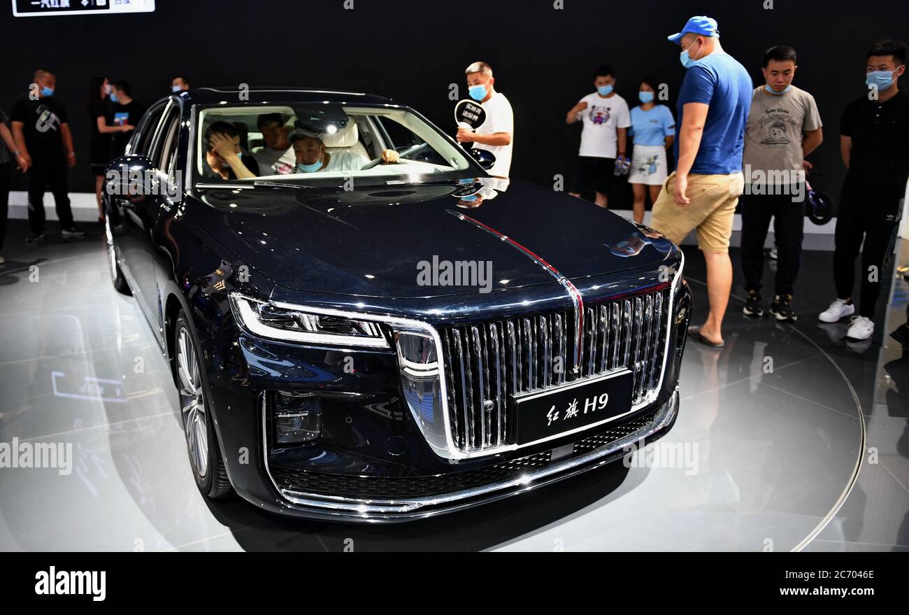 Changchun, Chinas Provinz Jilin. Juli 2020. Die Menschen besuchen die 17. Internationale Automobilausstellung China Changchun in Changchun, nordöstlich der Provinz Jilin, am 13. Juli 2020. Chinas Automobilmarkt hielt im Juni an der Erholung fest, mit einer Gesamtproduktion von 22.5 Prozent im Vergleich zum Vorjahr und einem Umsatzanstieg von 11.6 Prozent, so die Daten des chinesischen Verbands der Automobilhersteller. Quelle: Zhang Nan/Xinhua/Alamy Live News Stockfoto