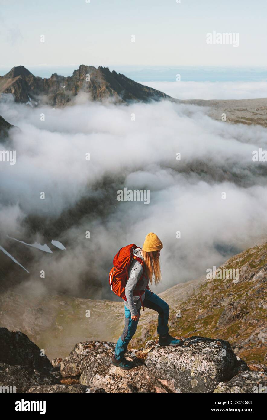Aktive Frau Wandern mit Rucksack in den Bergen über Wolken Reisen Outdoor Klettern Abenteuer Urlaub aktiv gesunden Lebensstil Bergsteigen in Stockfoto