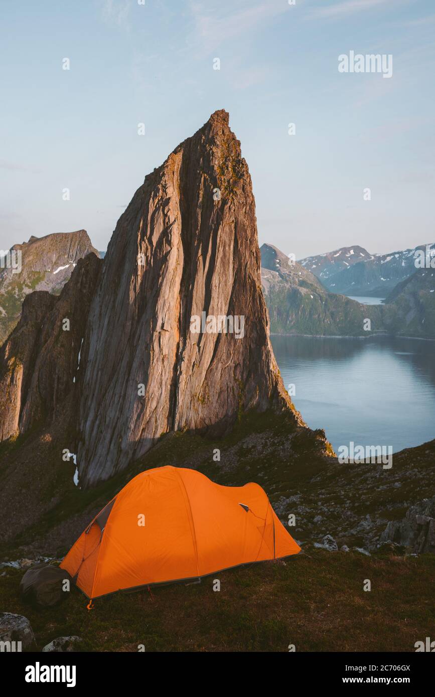 Camping Zelt und Segla Berg Natur Landschaft in Norwegen Reisen in der  Wildnis Konzept Abenteuer Sommerferien Outdoor Wandern Ausrstung  Stockfotografie - Alamy