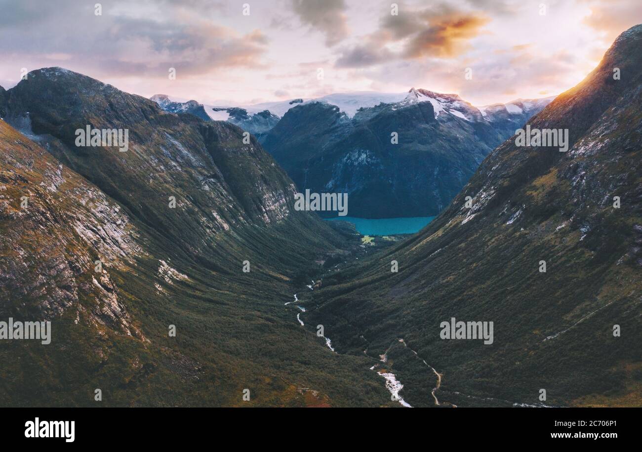 Luftaufnahme Berge Tal und Lovatnet See in Norwegen Sonnenuntergang Landschaft Reise Landschaft skandinavischen schönen Destinationen Stockfoto