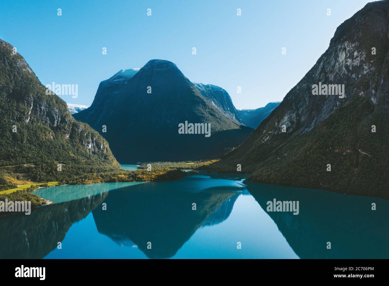 Norwegen Landschaft Lovatnet See und Berge Wasser Reflexion Morgen Landschaft reisen skandinavischen schönen Destinationen Stockfoto