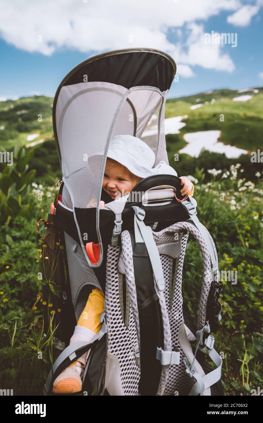 Baby im Rucksack Kindertrage Familie Wandern Reisen Ferien Sommer Aktivität gesunde Lebensweise Tour Outdoor Kleinkind Reisende in den Bergen Stockfoto