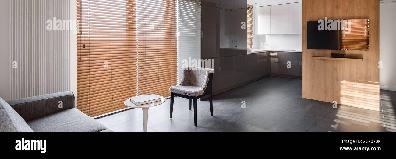 Panorama des modernen Wohnzimmers mit funktioneller, offener Küche Stockfoto