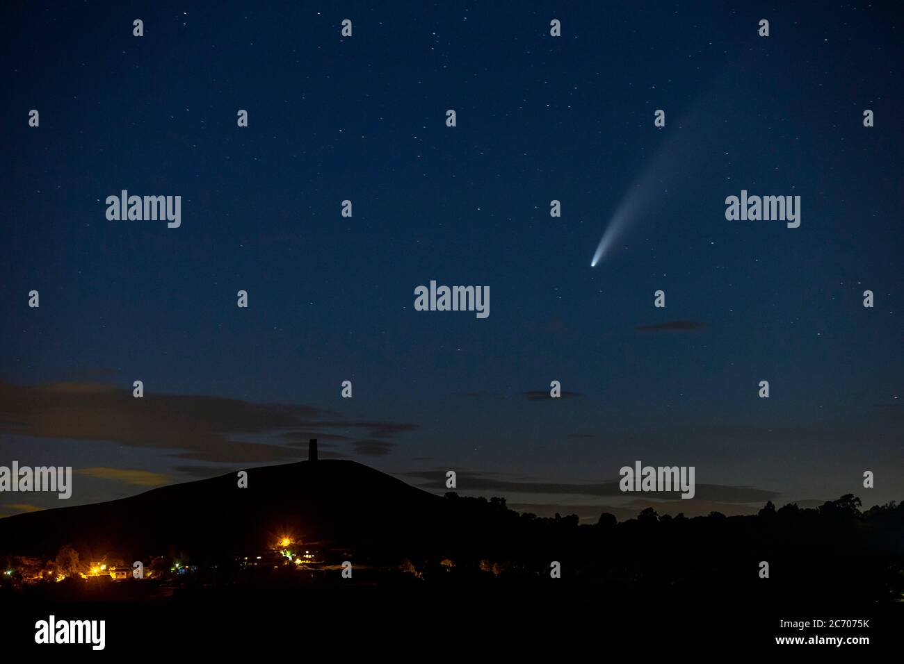 Comet C/2020 F3 - auch bekannt als Comet Neowise passiert Glastonbury Tor in Somerset, UK. PIC von Brad Wakefield. Stockfoto