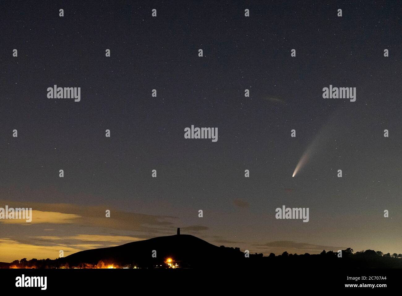 Comet C/2020 F3 - auch bekannt als Comet Neowise passiert Glastonbury Tor in Somerset, UK. PIC von Brad Wakefield. Stockfoto