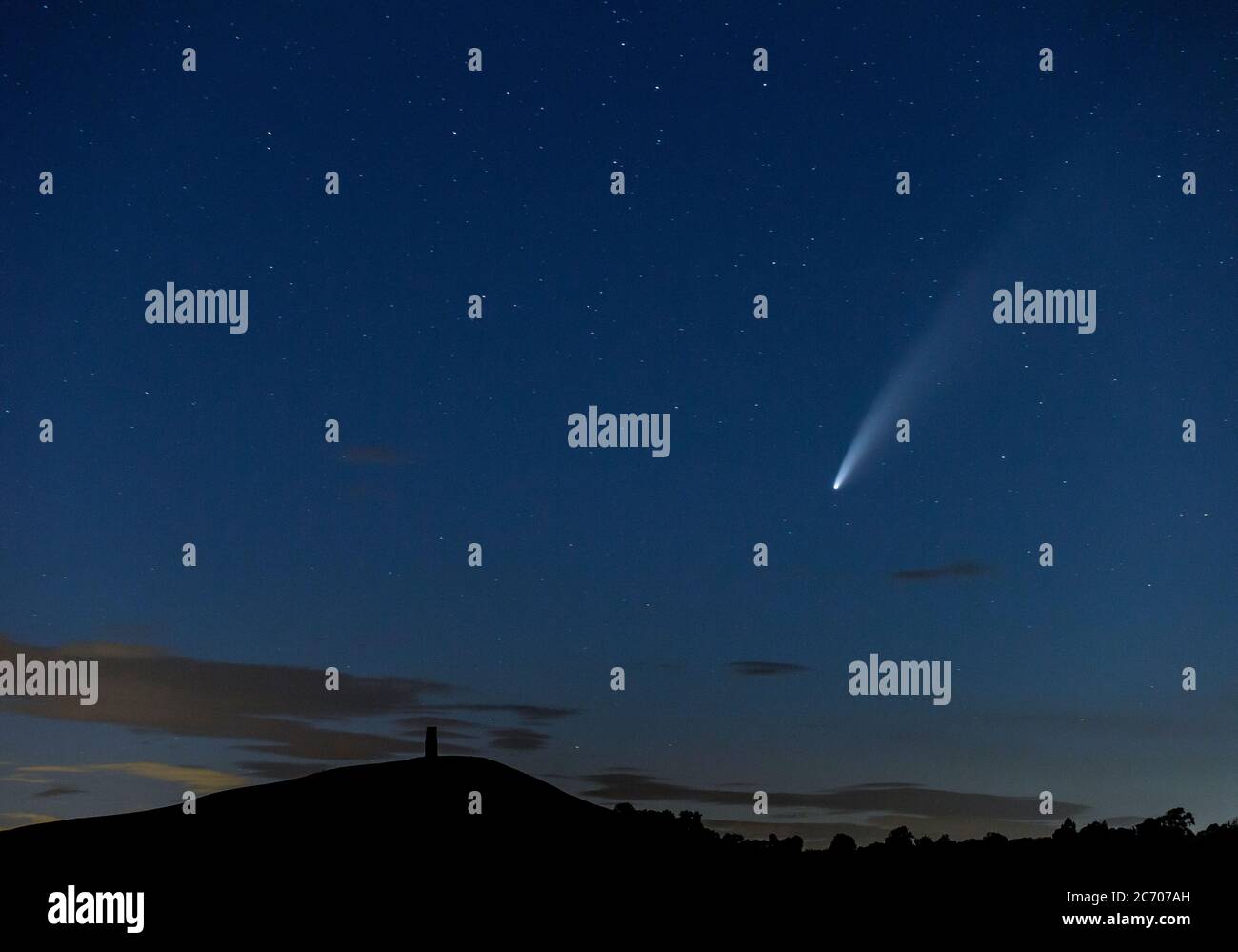 Comet C/2020 F3 - auch bekannt als Comet Neowise passiert Glastonbury Tor in Somerset, UK. PIC von Brad Wakefield. Stockfoto