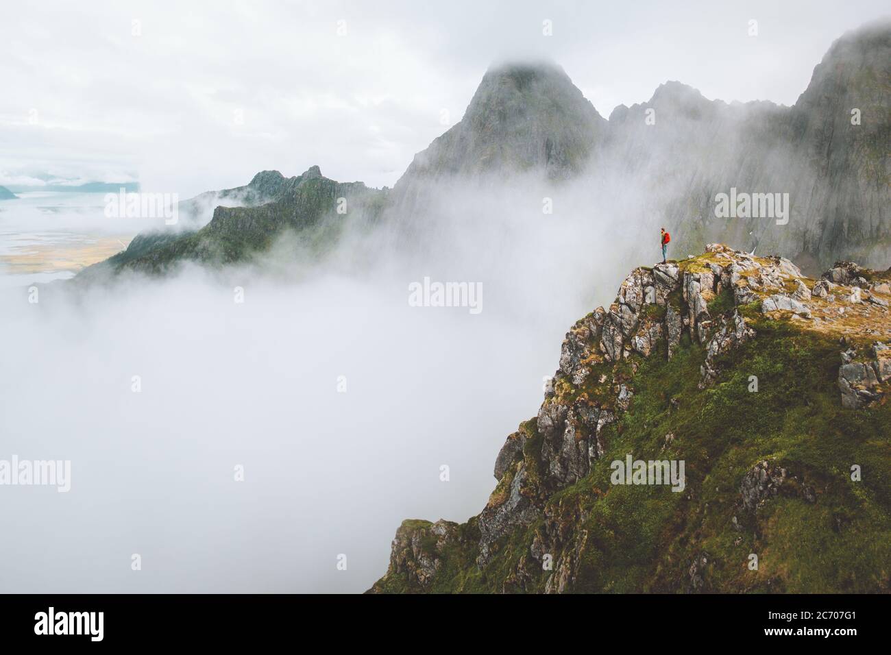 Mann allein auf Bergklippen Rand Nebelwelt Reisen aktiv gesund Lifestyle Outdoor Abenteuer Urlaub in Norwegen Stockfoto