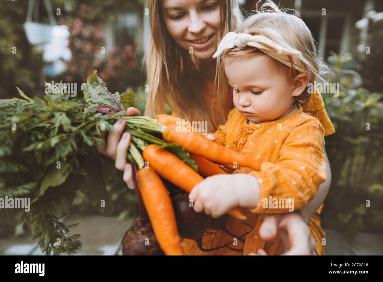 Mutter und Kind Tochter mit Bio-Gemüse gesunde Ernährung Familie Lifestyle hausgemachte Rüben und Karotten lokalen Landwirtschaft Garten vegane Ernährung Konz Stockfoto