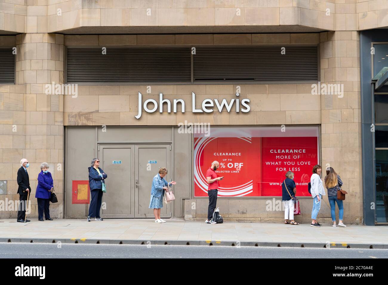 Edinburgh, Schottland, Großbritannien. Am 13. Juli 2020 wurde in Schottland nach einer weiteren Lockerung der Coronavirus-Sperre die Wiedereröffnung von Einkaufszentren durchgeführt. Das Kaufhaus John Lewis & Partners öffnete früh um 9.30 Uhr, nachdem sich draußen eine lange Schlange gebildet hatte. Iain Masterton/Alamy Live News Stockfoto