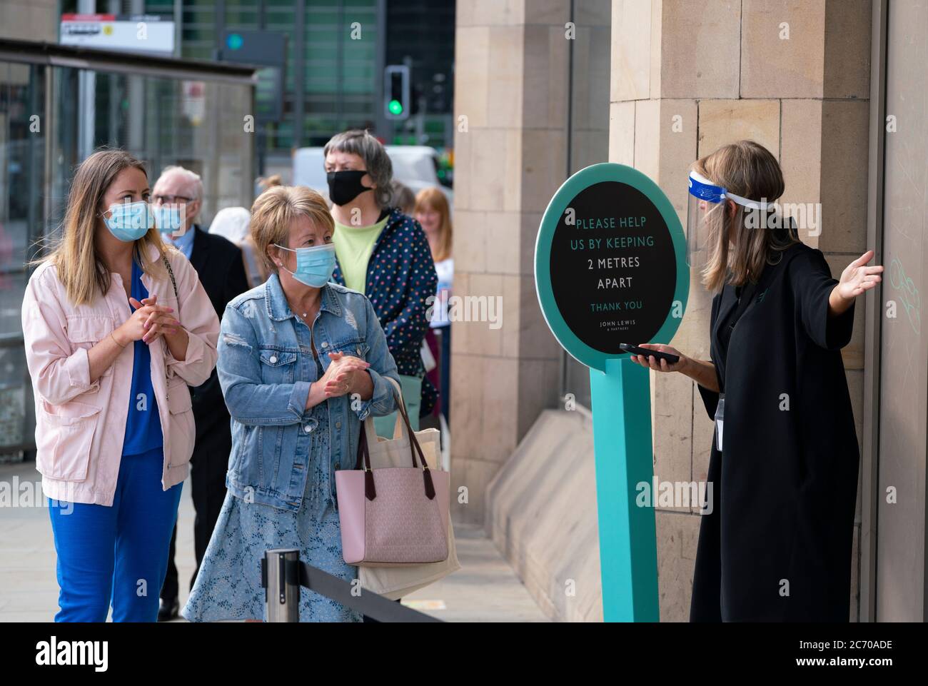 Edinburgh, Schottland, Großbritannien. Am 13. Juli 2020 wurde in Schottland nach einer weiteren Lockerung der Coronavirus-Sperre die Wiedereröffnung von Einkaufszentren durchgeführt. Das Kaufhaus John Lewis & Partners öffnete früh um 9.30 Uhr, nachdem sich draußen eine lange Schlange gebildet hatte. Iain Masterton/Alamy Live News Stockfoto