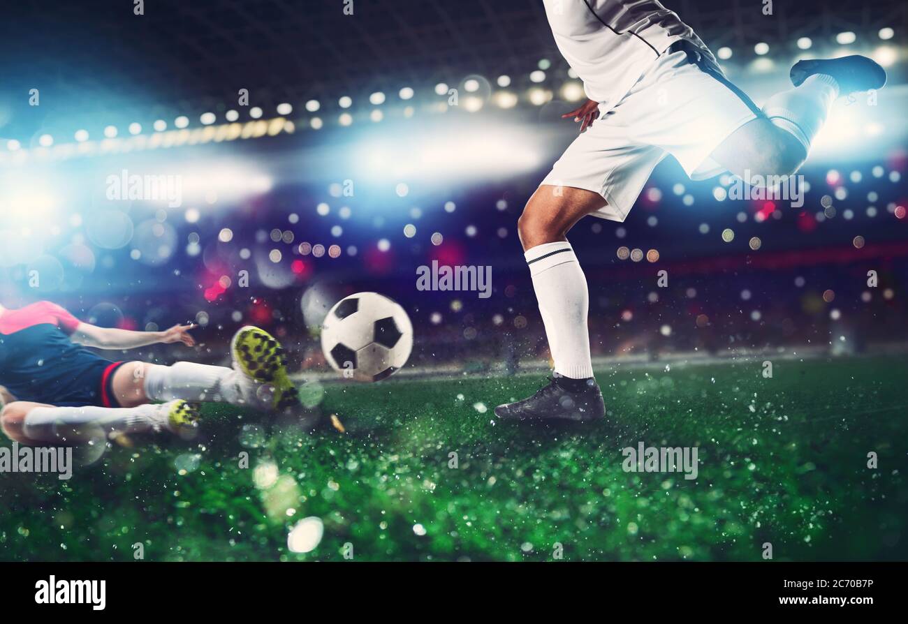 Fußball-Szene mit konkurrierenden Fußball Spieler im Stadion Stockfoto