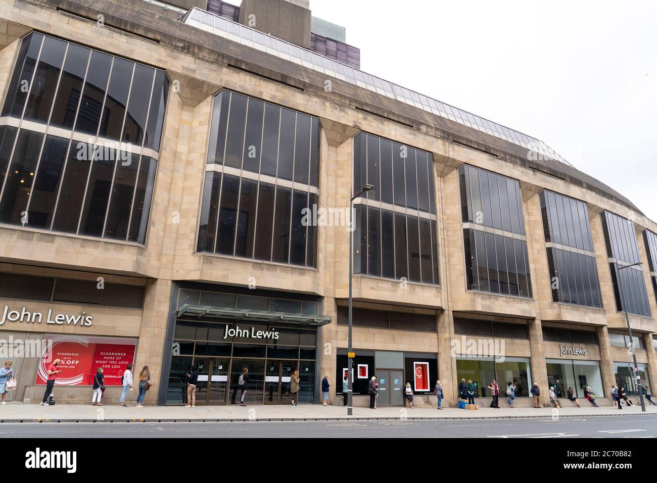 Edinburgh, Schottland, Großbritannien. Am 13. Juli 2020 wurde in Schottland nach einer weiteren Lockerung der Coronavirus-Sperre die Wiedereröffnung von Einkaufszentren durchgeführt. Das Kaufhaus John Lewis & Partners öffnete früh um 9.30 Uhr, nachdem sich draußen eine lange Schlange gebildet hatte. Iain Masterton/Alamy Live News Stockfoto