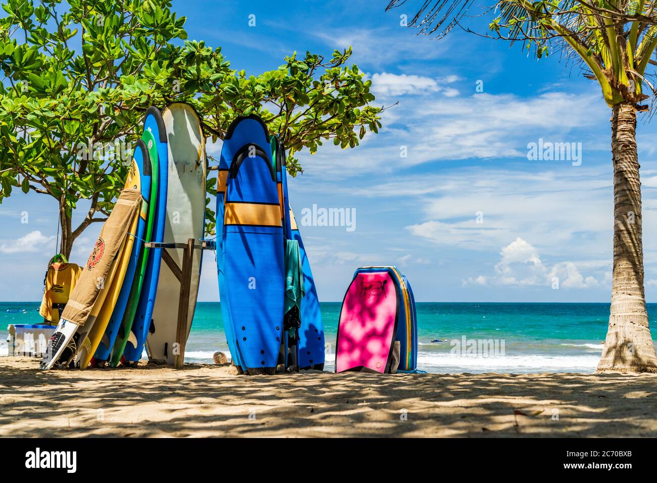 KUTA BALI - INDONESIEN, 7. FEBRUAR : Surfboards am berühmten Strand von Kuta in Bali Indonesien 7. Februar 2020 Stockfoto