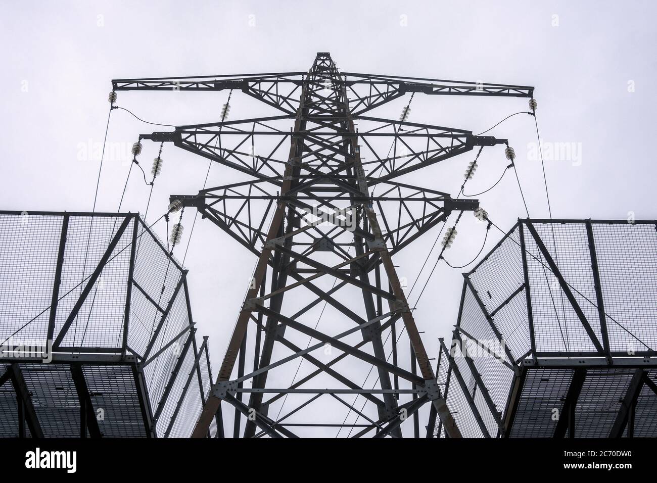 Ein Pylon erreicht den Himmel und liefert Energie an das nationale Netz. Stockfoto