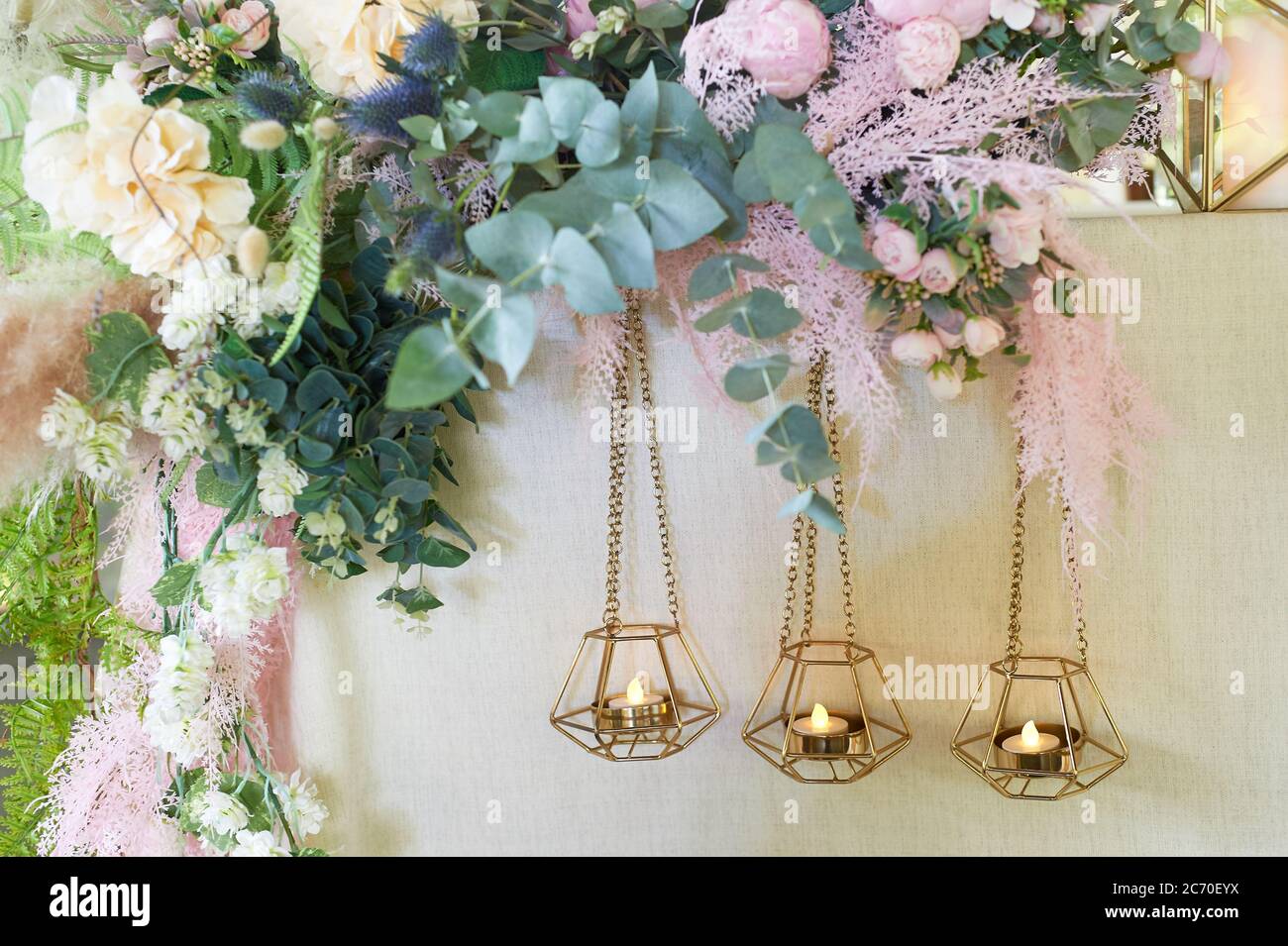 Hochzeit Floristik. Dekoration der Feier mit Blumen. Goldene hängende  Kerzenständer, das Jubeln des Tisches des Brautpacks Stockfotografie - Alamy
