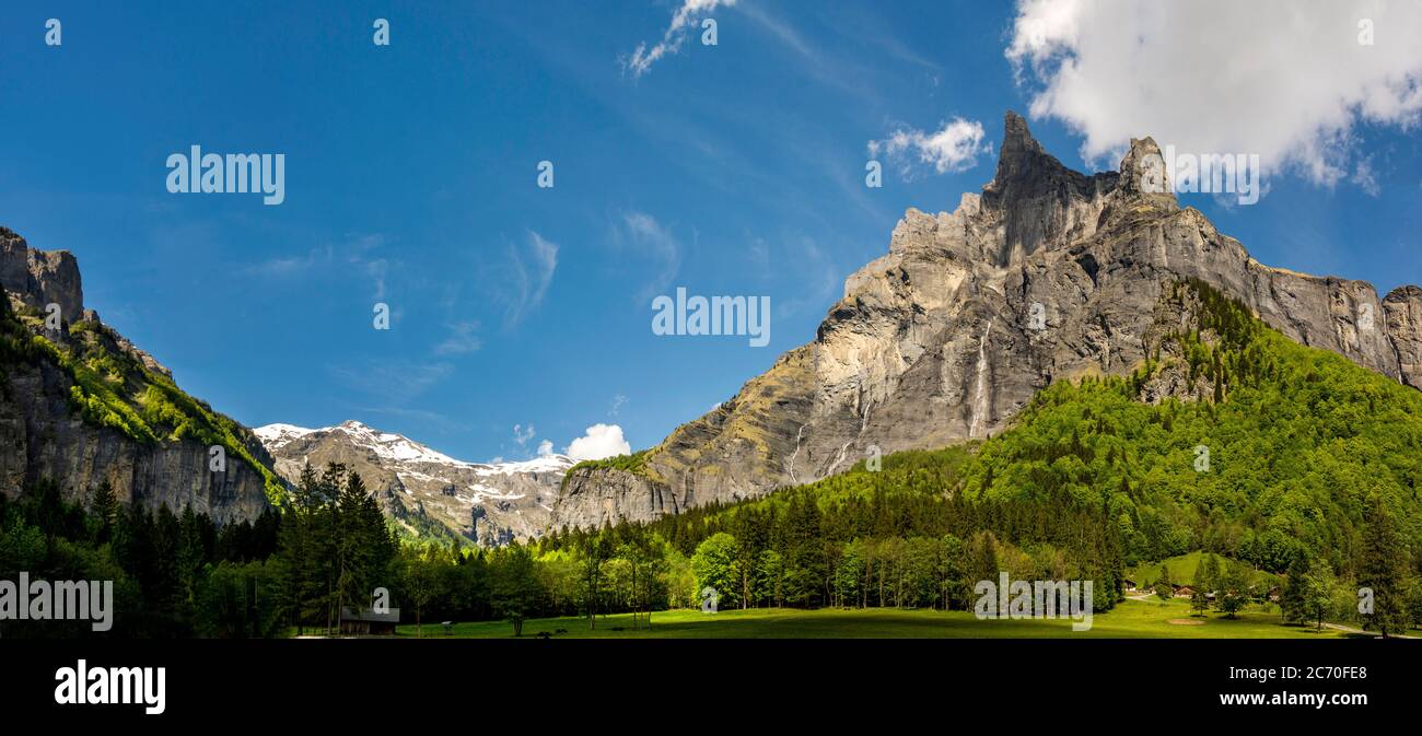 Cirque du Fer A Cheval klassifiziert Grand Site de France. Kalksteingipfel bei Sixt Fer a Cheval. Französische Alpen. Haute-Savoie. Auvergne-Rhone-Alpes Stockfoto