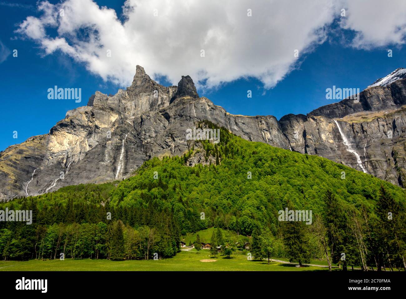 Cirque du Fer A Cheval klassifiziert Grand Site de France. Kalksteingipfel bei Sixt Fer a Cheval. Französische Alpen. Haute-Savoie. Auvergne-Rhone-Alpes Stockfoto