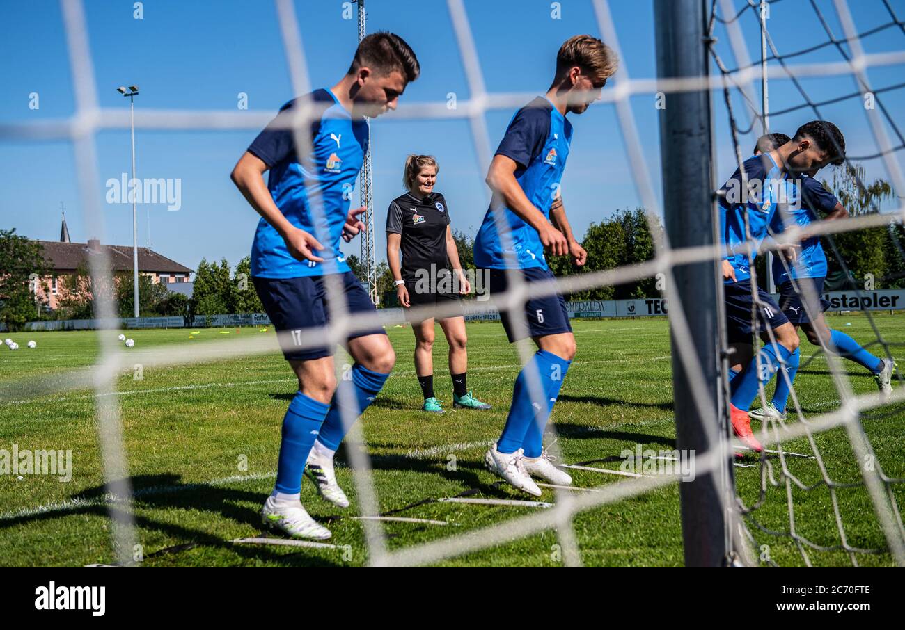 Lotte, Deutschland. Juli 2020. Fußball, Regionalliga - West: Imke  Wübbenhorst (2. V.l.), Trainerin der Sportfreunde Lotte, beobachtet ihre  Spieler beim ersten Training im Kreis. Quelle: Guido Kirchner/dpa/Alamy  Live News Stockfotografie - Alamy