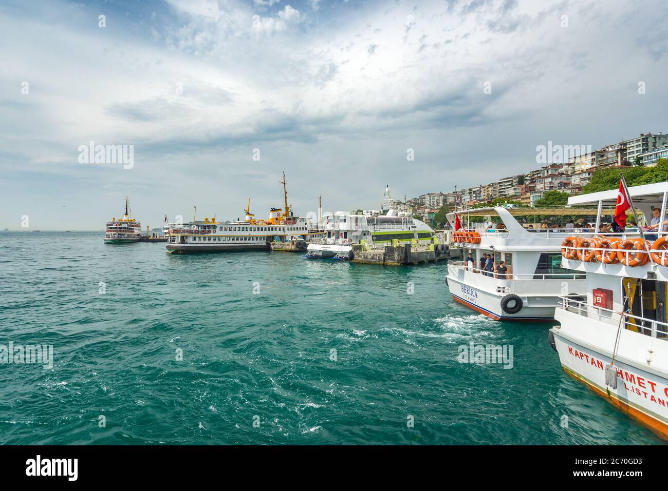 Fähren, die nach einer Kreuzfahrt auf der Bosporus-Straße in Istanbul, Türkei, wieder an den Docks anlegen Stockfoto