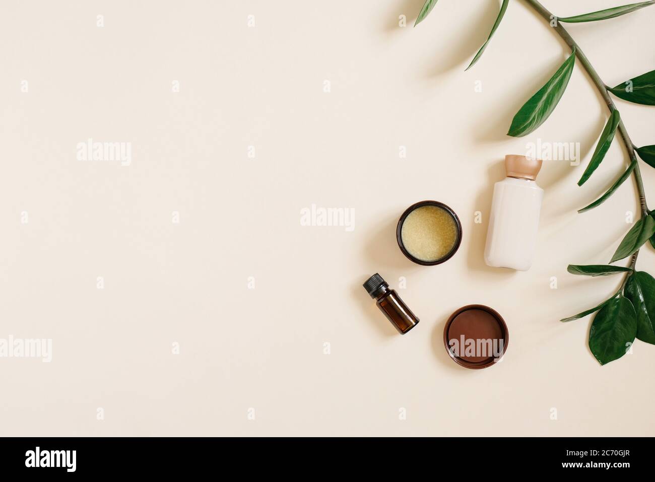 Set von natürlichen Bio-SPA-Kosmetik auf einem hellen beigen Hintergrund. Der Blick von der Spitze Kräuterkosmetik für die Hautpflege. . Flach liegend minimalistischer Stil. L Stockfoto