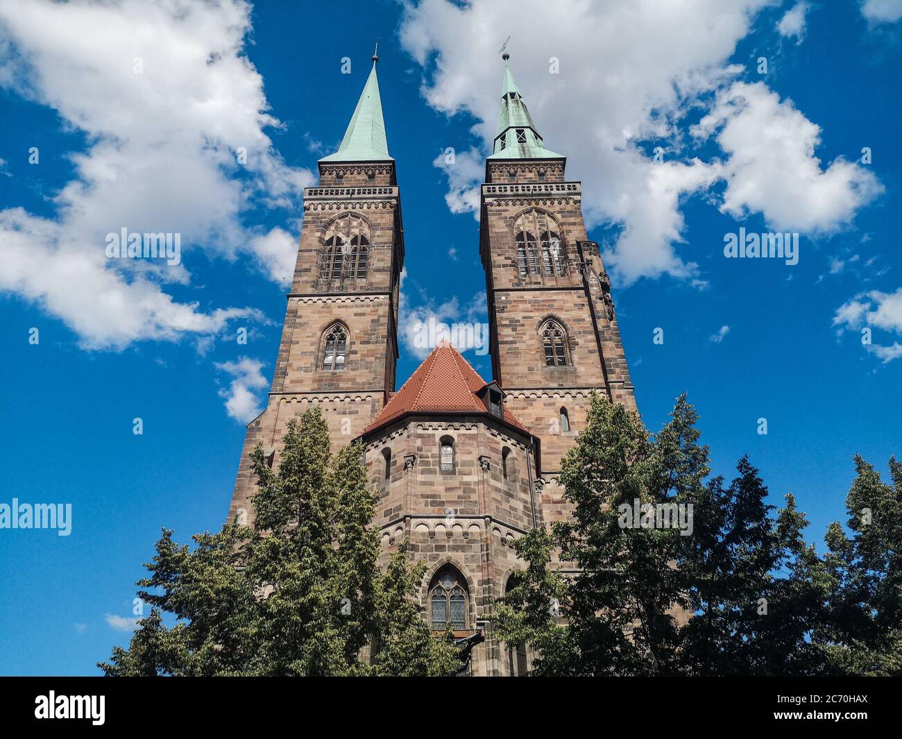 Nürnberg, deutschland - 4. juni 2020: Berühmte St. Sebaldus Kirchenfassade in nürnberg, deutschland, über tiefblauem Himmel Stockfoto