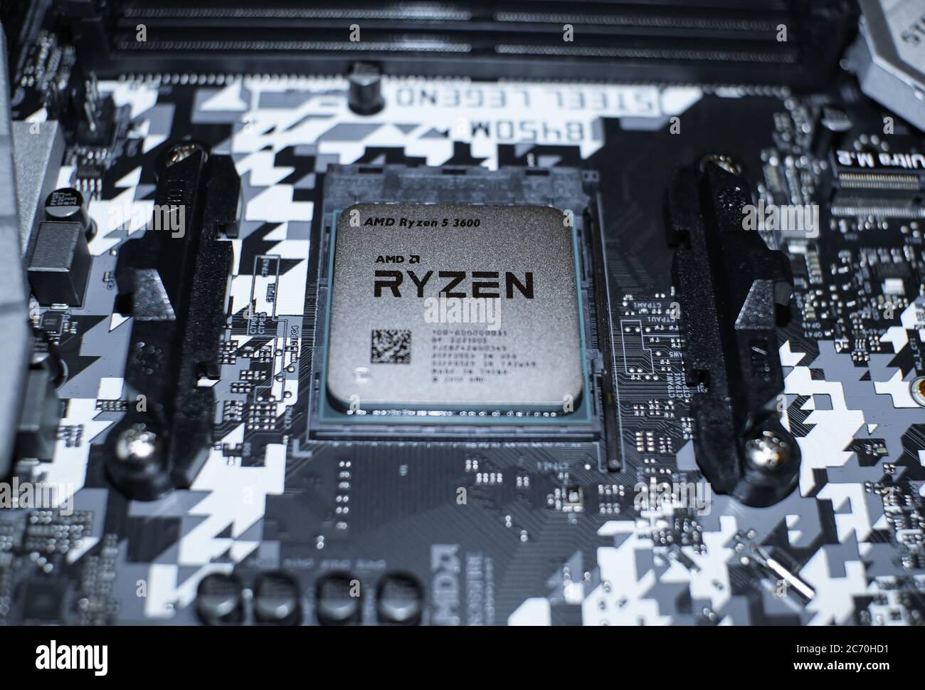 Rom, italien - 1. juli 2020: AMD ryzen 3600 Desktop pc cpu installiert auf Hi-Tech Motherboard, Computer-Komponenten Stockfoto