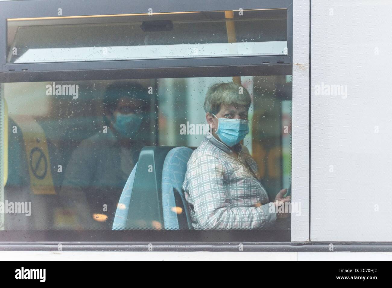 Cork, Irland. Juli 2020. Die irische Regierung hat es heute Morgen für die Nutzer des öffentlichen Verkehrs zur Pflicht gemacht, Gesichtsmasken zu tragen. Die meisten Passagiere und Fahrer trugen Gesichtsmasken, obwohl einige Passagiere ohne Masken reisten. Die Strafe für Nichteinhaltung beträgt 2,500 € Geldstrafe und/oder 6 Monate Gefängnis. Quelle: AG News/Alamy Live News Stockfoto