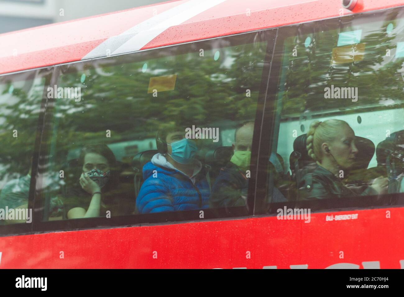 Cork, Irland. Juli 2020. Die irische Regierung hat es für die Nutzer öffentlicher Verkehrsmittel obligatorisch gemacht, ab heute Morgen Gesichtsmasken zu tragen. Die meisten Passagiere und Fahrer trugen Gesichtsmasken, obwohl einige Passagiere ohne Masken reisten. Die Strafe für Nichteinhaltung beträgt 2,500 € Geldstrafe und/oder 6 Monate Gefängnis. Quelle: AG News/Alamy Live News Stockfoto