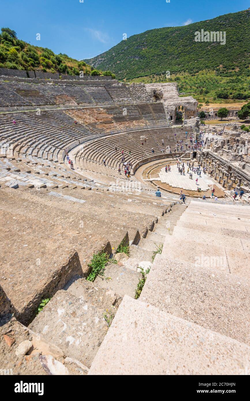 Gang, der von der oberen Sitzbank zur Bühne am führt Großes Theater von Ephesus in der Türkei Stockfoto